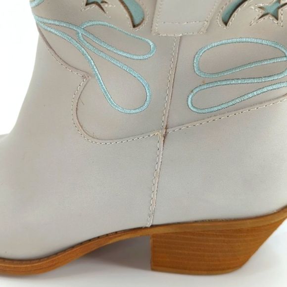Dingo Urban Cowgirl White Ankle Booties with Moons and Stars Size 9 - Picture 7 of 8